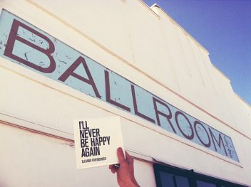 Colt Miller con el disco de Eleanor Friedberger en frente de Ballroom Marfa. Foto de Logan Caldbeck, cortesía de Cobra Rock Instagram.
