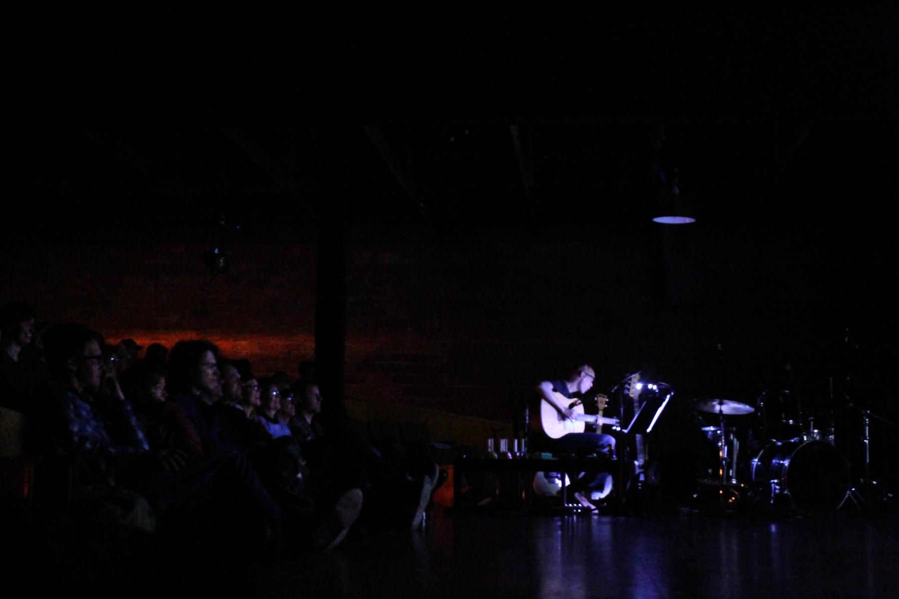 Shahzad Ismaily scoring The Kid on 30 December 2011. Photo by Alberto Tomas Halpern.